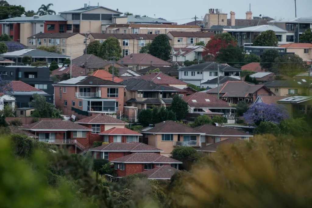 SỐT ĐẤT BÙNG NỔ Ở SYDNEY, ẢM ĐẠM TẠI MELBOURNE